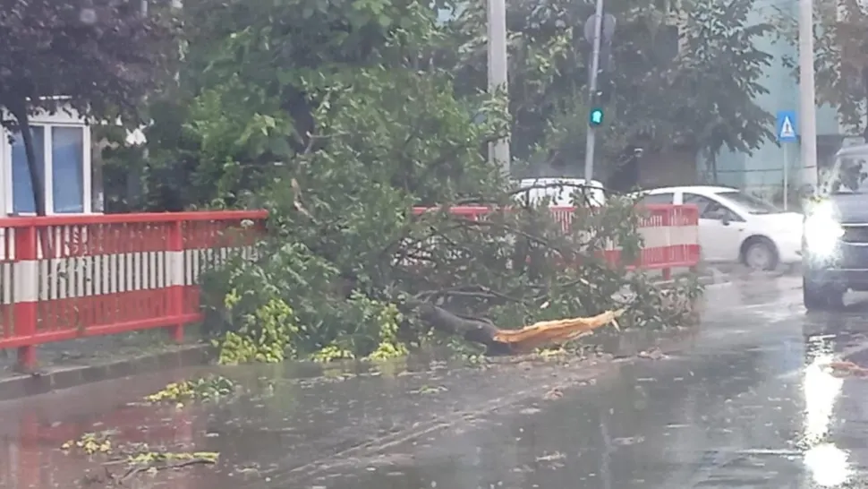 Vremea rea a făcut prăpăd în țară - Furtuna care a lovit cu puterea unei tornade, imagini șocante