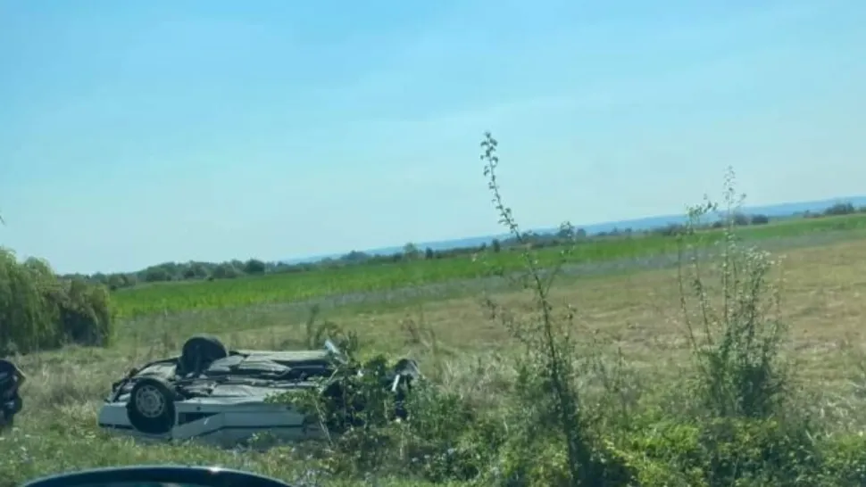 Accident grav în Gorj, cu multiple victime: Intervenția SMURD după ce o mașină s-a răsturnat și a ajuns în câmp, o alta este avariată