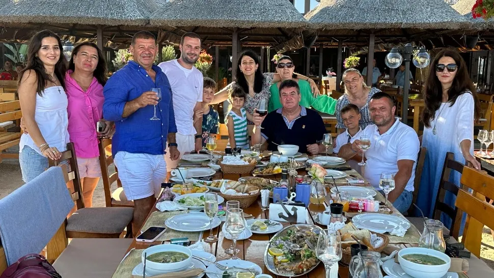 Presedintele UMPMV, gl.(r) Gabriel Oprea, cu familia și prietenii, sărbătorind zilele de naștere ale fiicei Ana Maria, nepotului Alex Gabriel și ginerelui Alex Tudor