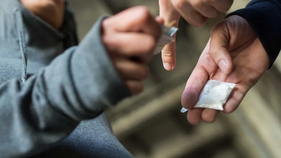 Semnele prin care poți să îți dai seama că adolescentul tău consumă droguri. La ce trebuie să fii atent