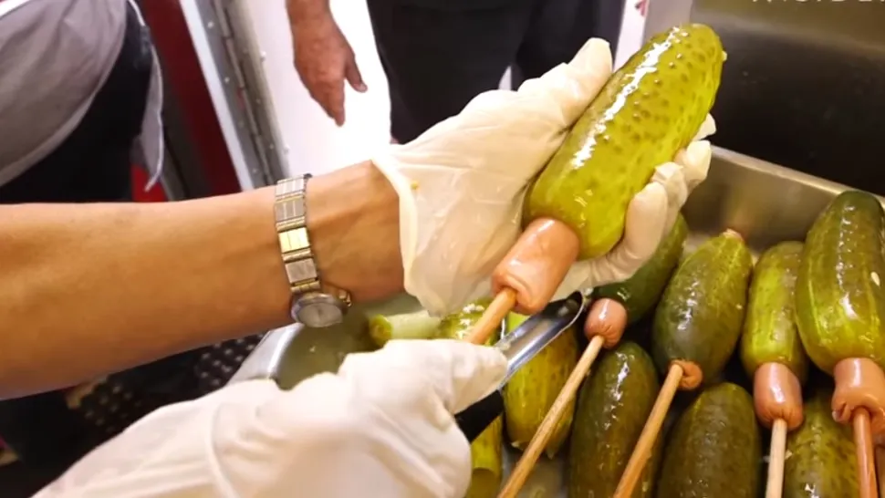 Hotdog în castravete murat, apoi învelit în foietaj, găselnița culinară care a înnebunit internetul