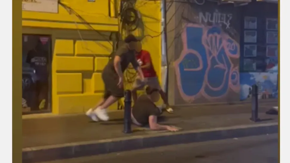 Bătaie cu pumni și picioare în mijlocul străzii! Scene șocante în Capitală