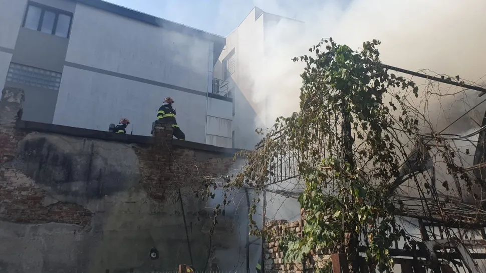 Incendiu în centrul Capitalei, în zona Pieței Victoria. Intervenție masivă a pompierilor, cu 10 autospeciale - FOTO 