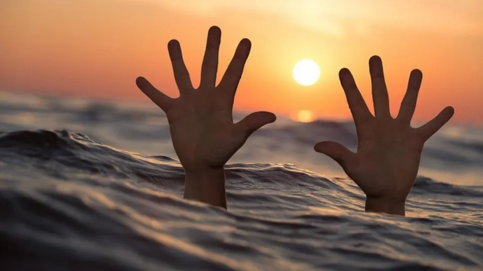 Alertă de înec pe plaja Costinești! Au fost trimise șenilata, SMURD, o ambarcațiune și o ambulanță. Ce avertisment transmit salvamarii?