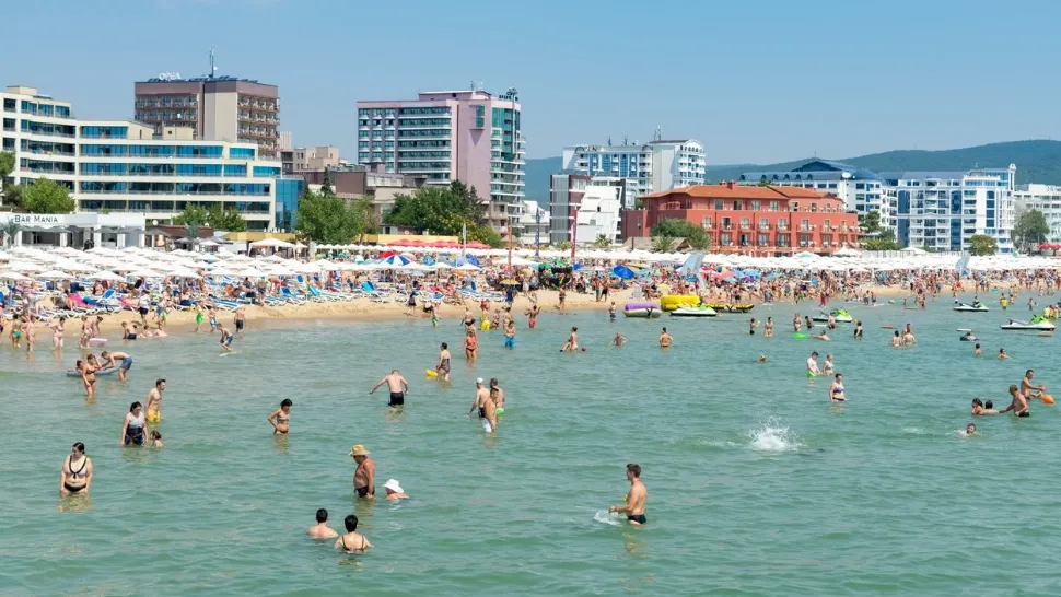 Turiștii români care au fugit din vacanța de pe litoralul Bulgariei avertizează: „Este un focar, efectiv! Stări de vomă, diaree, dureri de cap și musculare, ne simțim cumplit!” 