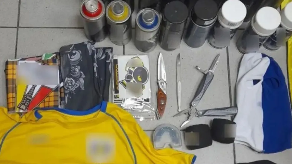 Ultrași români, arestați la intrarea în Grecia. Aveau asupra lor un adevărat arsenal de război