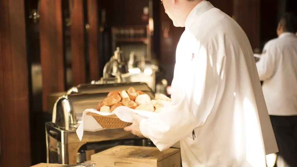Taxat cu 2 euro pentru că i s-a tăiat pâinea în două. Cum se justifica restaurantul: „Am folosit farfurii și șervețele suplimentare"