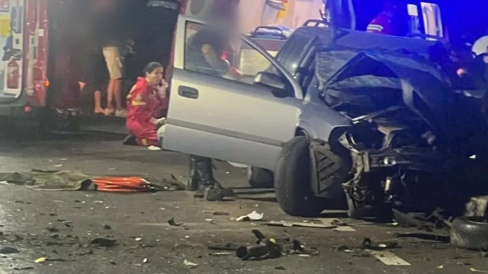 Accident TERIBIL în județul Dolj. Mașină spulberată de un TIR. Un tânăr de 24 de ani a murit, iar 4 minori sunt grav răniți