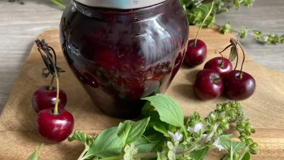 Cum prepari o garnitură originală de cireșe sau vișine murate - Trucul simplu pentru o conservă de fructe