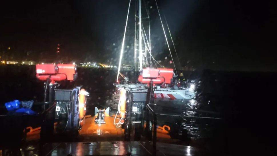 Un velier cu 5 persoane la bord, în pericol de scufundare în Marea Neagră! Intervenție contracronometru în condiții de vreme extremă