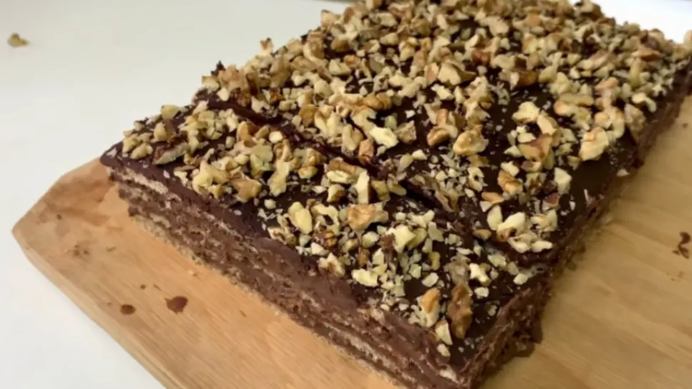 Rețetele copilăriei. Prăjitură cu nucă și ciocolată - Deliciul marilor pofticioși