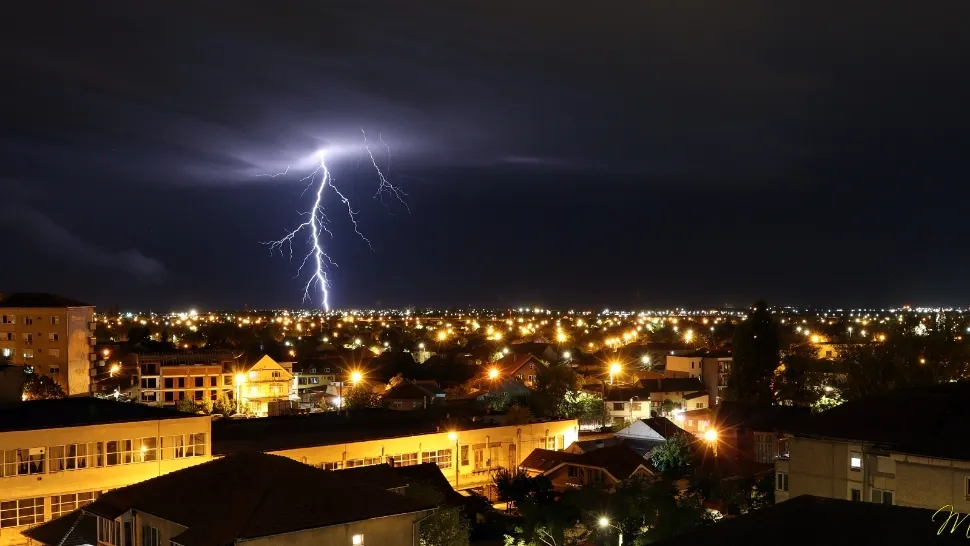 Vestul țării a fost devastat de furtuni. Mai multe străzi din Oradea au fost inundate în câteva minute