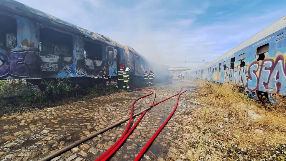 Incendiu între Podul Grand și Podul Basarab - Două vagoane au luat foc - Fumul, vizibil de la mare distanță