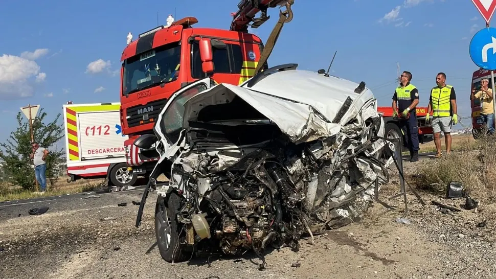 Accident violent în Iași, la Miroslava: Un bărbat de 40 de ani a murit pe loc după ce a intrat cu mașina sub un TIR - VIDEO