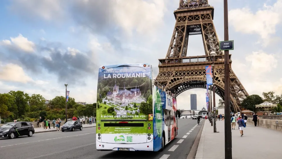 Imagini din România defilează mândre prin Paris. Cum au ajuns afișele cu țara noastră în văzul lumii  