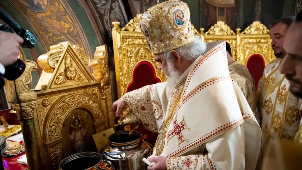 Din ce este făcut, de fapt, mirul de la biserică. Ingredientele secrete folosite de preoți în ritualul special de preparare