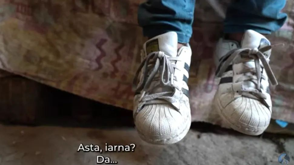 Drama copilului de 10 ani care merge la scoală cu adidașii lipiți cu super glue. Sfâșietor: Când copiii mănâncă în pauză, eu ies afară - VIDEO