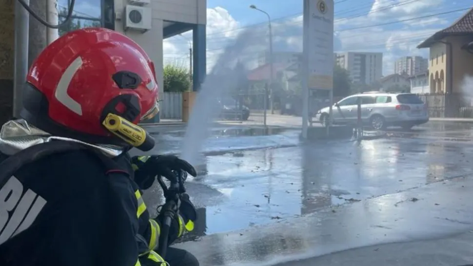 Pericol de explozie în municipiul Pitești, după ce un autoturism a avariat o conductă de gaze! Localnicii din zonă, evacuați de urgență