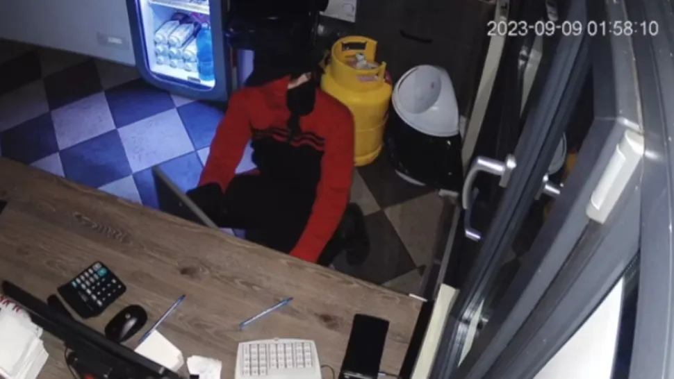 Shaormerie din Iași, prădată de hoți. Recompensă tentată: cine îi prinde pe hoți primește shaorma pe viață! - Imagini incredibile din timpul spargerii - VIDEO