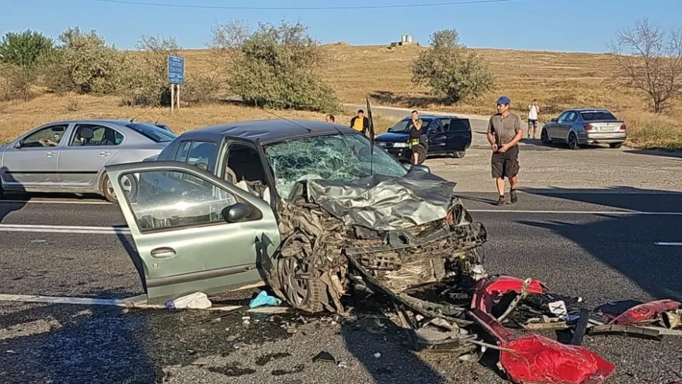 O minoră de 16 ani a băgat doi oameni în spital după ce a făcut accident cu mașina