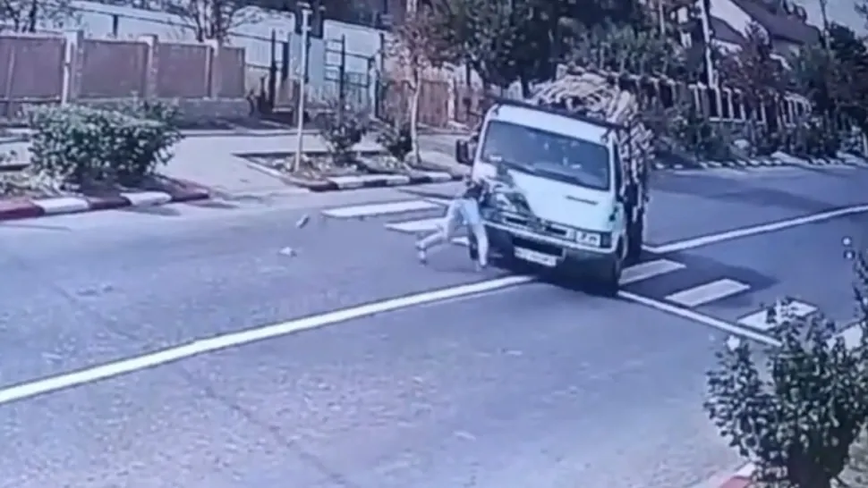 Femeie cu copil în brațe, spulberată pe trecerea de pietoni, pe o șosea din BUZĂU - VIDEO