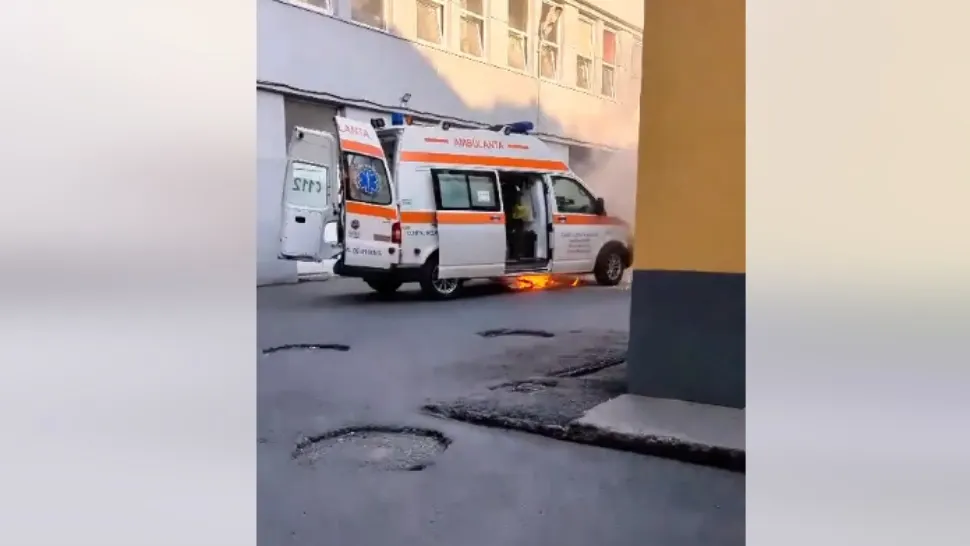 Incendiu la Spitalul Județean Constanța. O ambulanță a luat foc în fața intrării VIDEO