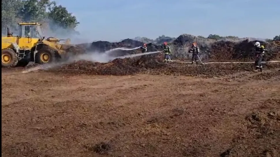Incendiu într-o localitate din Vâlcea. Arde un depozit de gunoi VIDEO