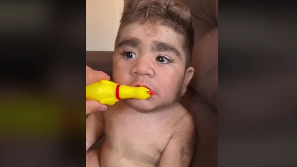 Bebelușul cu barbă face valuri pe internet. VIDEO cu noua senzație online