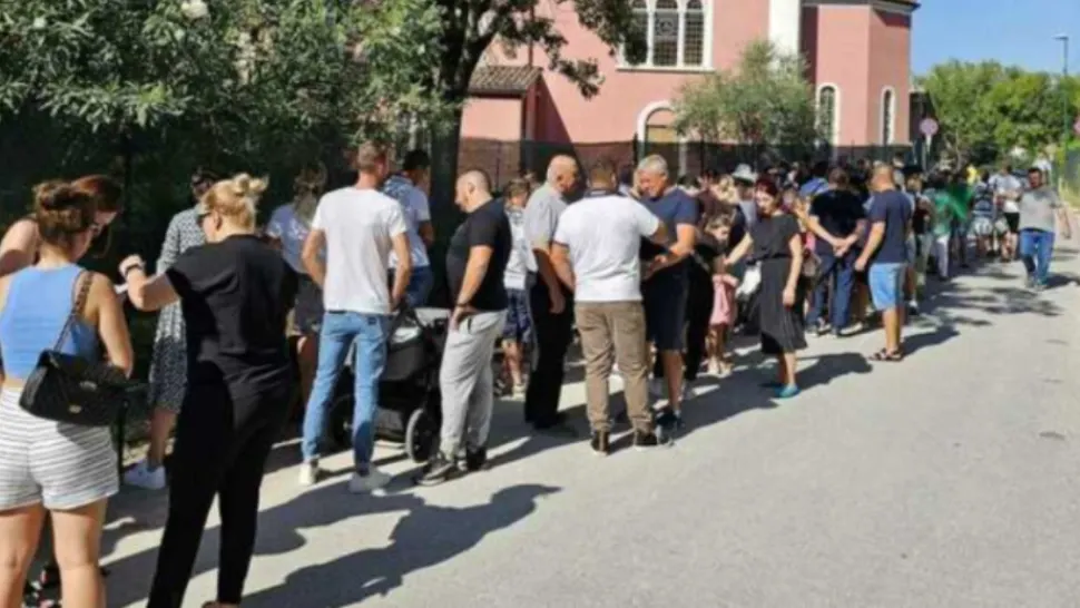  Sute de români din Italia au protestat față de închiderea bisericii pe care o frecventau de 10 ani