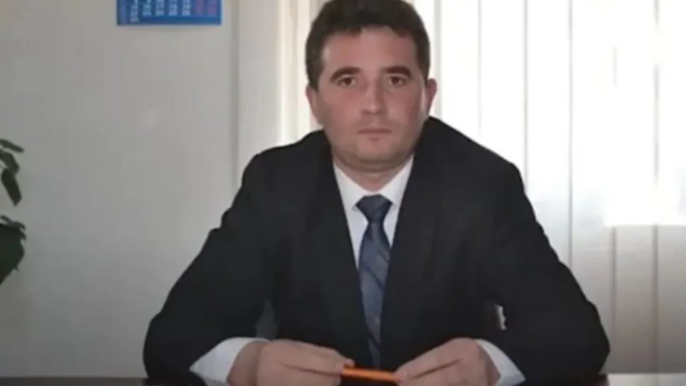 Acuzații grave la adresa unui primar din Alba. S-ar fi urcat beat în mașină și ar fi distrus un stâlp VIDEO