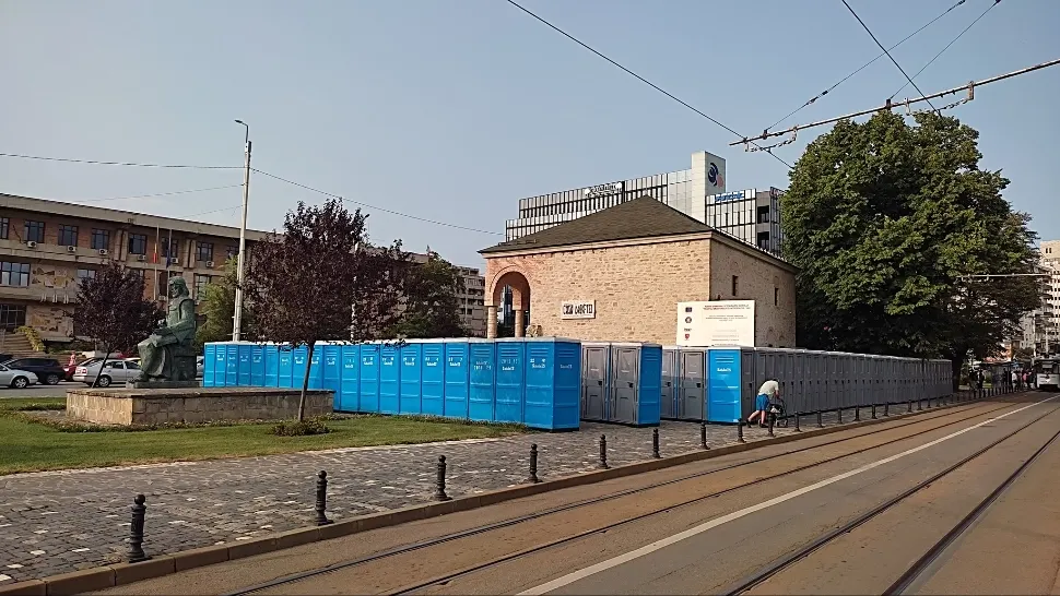 Monument istoric din Iași, înconjurat de toalete ecologice pentru un concert. ”Acum si-n wc-ii wc-ilor - Armin!”