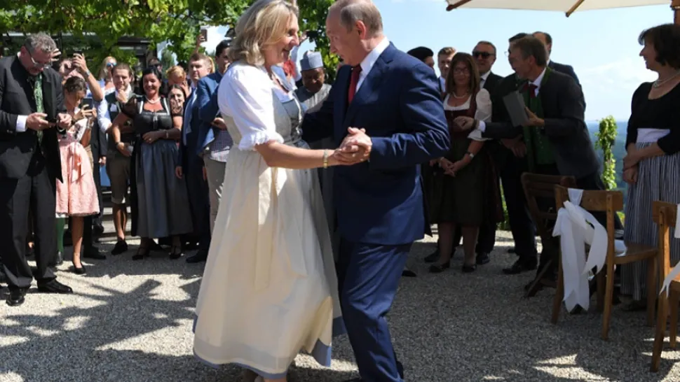 Fostul ministrul de externe al Austriei se mută în Rusia - Karin Kneissl, personaj controversat după ce a dansat la nunta sa cu Putin