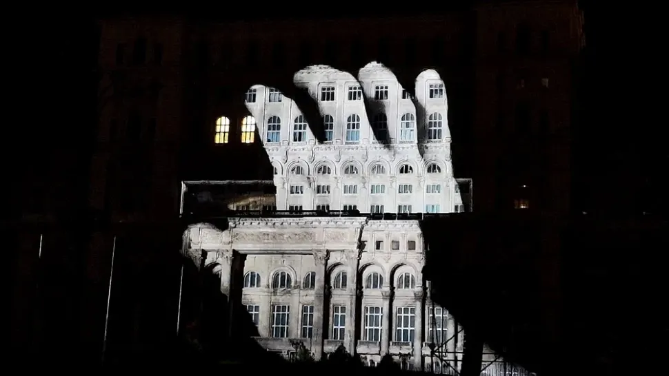Spectacol de lumini pe Palatul Parlamentului, compromis de becurile lăsate aprinse în birouri