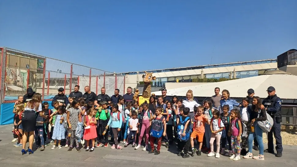 Campania umanitară "Back to school", obiectiv îndeplinit: peste 100 de copii aflați în dificultate au primit rechizite și dulciuri. Mobilizare impresionantă de forțe