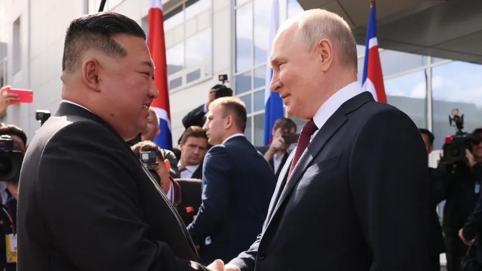 Vladimir Putin, față în față cu Kim Jong Un. Primele imagini de la întrevederea celor doi dictatori. Detaliul șocant: cine face parte din delegația lui Kim  - FOTO&VIDEO