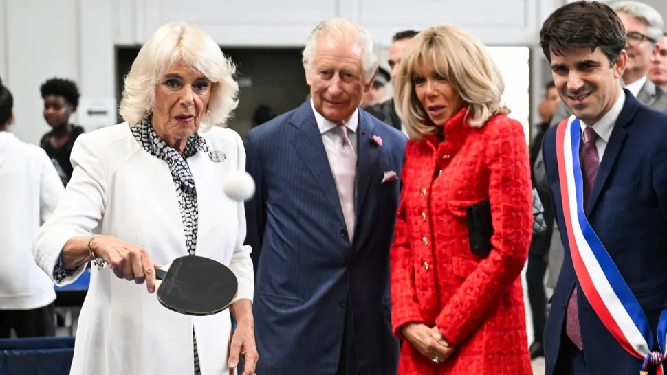 Regina Camilla și Brigitte Macron, meci de ping-pong viral. Regina, probleme cu serviciul - VIDEO