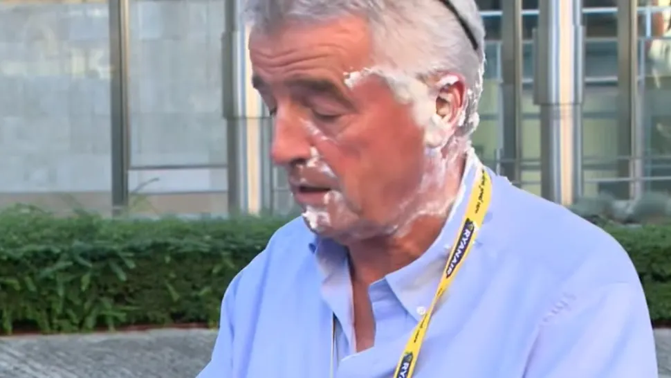 Momentul în care șeful Ryanair primește o placintă cu frișcă direct în față. Ce i-a supărat de activiști