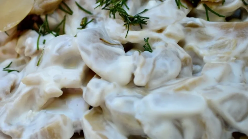 Cea mai simplă salată de ciuperci - Cu 2 ingrediente speciale devine delicioasă