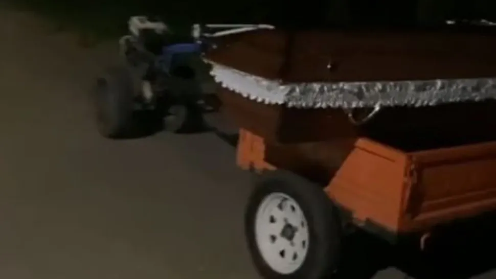 Incident bizar, în Vaslui: criminalul și-a pus victima în sicriu, a plimbat-o prin sat și a lăsat-o la poarta preotului 