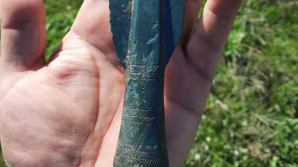 Descoperire epocală! Un jandarm a găsit un obiect confecționat în anul 1500 înainte de Hristos