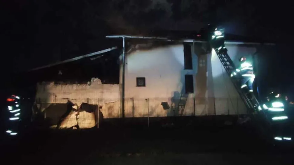 Explozie urmată de incendiu, la o locuință din Tărtășești - Trei persoane au suferit arsuri