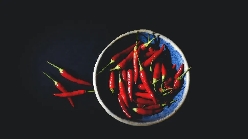Ce trebuie să adaugi în ardeii iuți puși la murat, ca să rămână tari și colorați toată iarna. Ingredientul secret