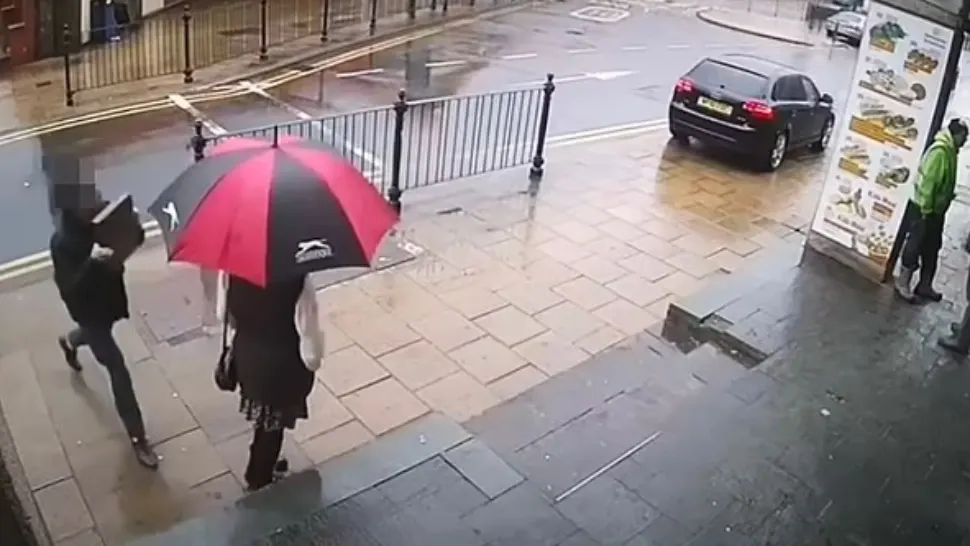 Scene șocante în țări din Europa: Atac rasist în plină stradă - O femeie care poartă hijab, lovită în cap cu o pavelă