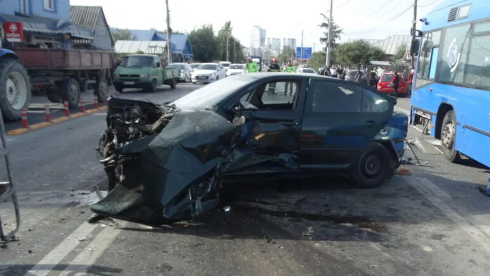 Primele imagini de la accidentul în lanț cu 5 mașini și un autobuz din Buzău, soldat cu 2 răniți - Totul s-a petrecut în câteva secunde - VIDEO