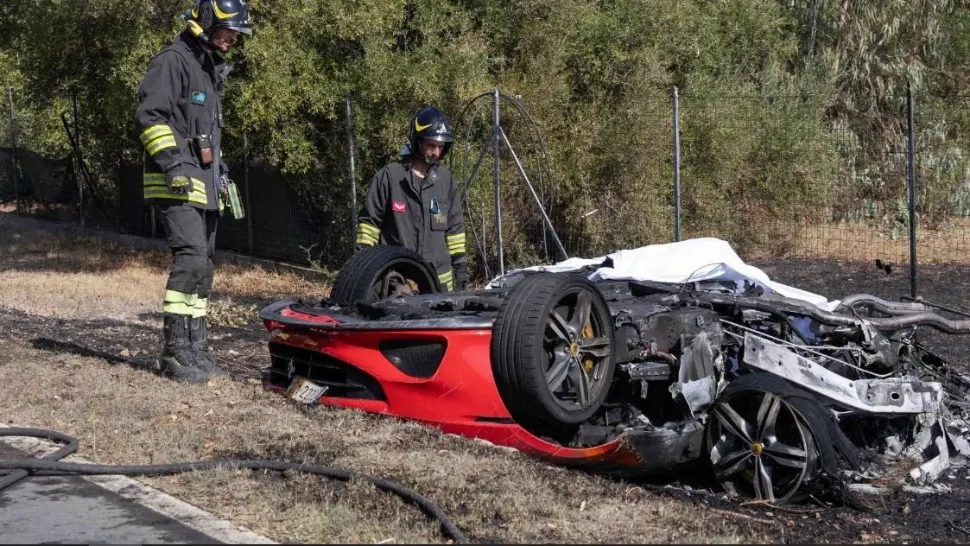 Cuplu de turiști elvețieni, morți carbonizați după o depășire periculoasă pe o șosea din Sardinia! Urmau să participe la un raliu de mașini de lux - VIDEO