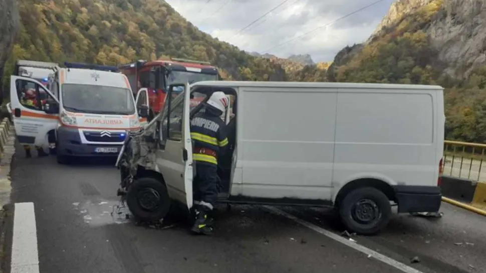 Pericolul de explozie după impactul dintre două TIR-uri și un microbuz, înlăturat în apropiere de Călimănești - Două persoane, la spital