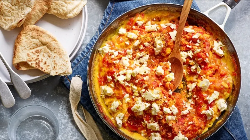 Vara, la tine în bucătărie! Cum prepari omletă grecească cu roşii şi brânză feta - Un mic dejun regesc