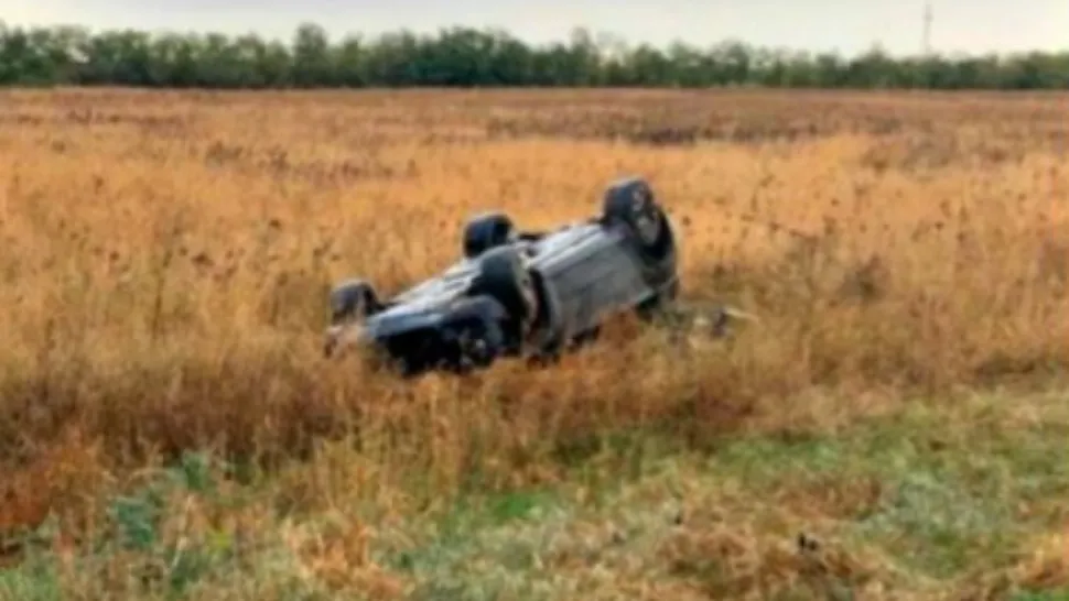O mașină s-a lovit violent de un copac pe DN 2B, în județul Buzău! Doi morți și un rănit