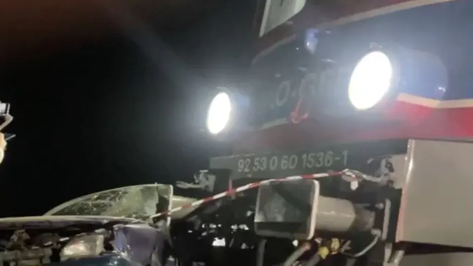 Accident cumplit pe calea ferată, în Teleorman: O femeie de 75 de ani a murit la Peretu - Mașina pe care o conducea, spulberată de tren