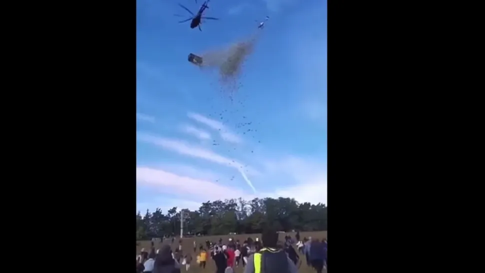 Momentul în care un milion de dolari „zboară” din elicopter. Oamenii s-au îmbulzit să prindă o parte din pradă